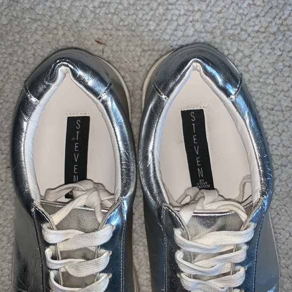 STEVEN by Steve Madden Haris Silver Platform Sneakers — 9 (fits like an 8/8.5) - Picture 4 of 9